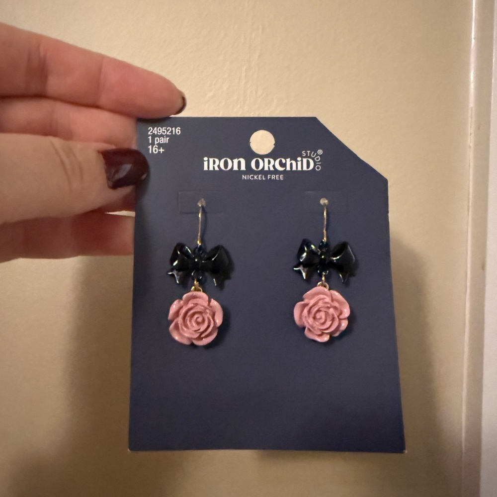 New - Pink rose, black bow earrings 💕